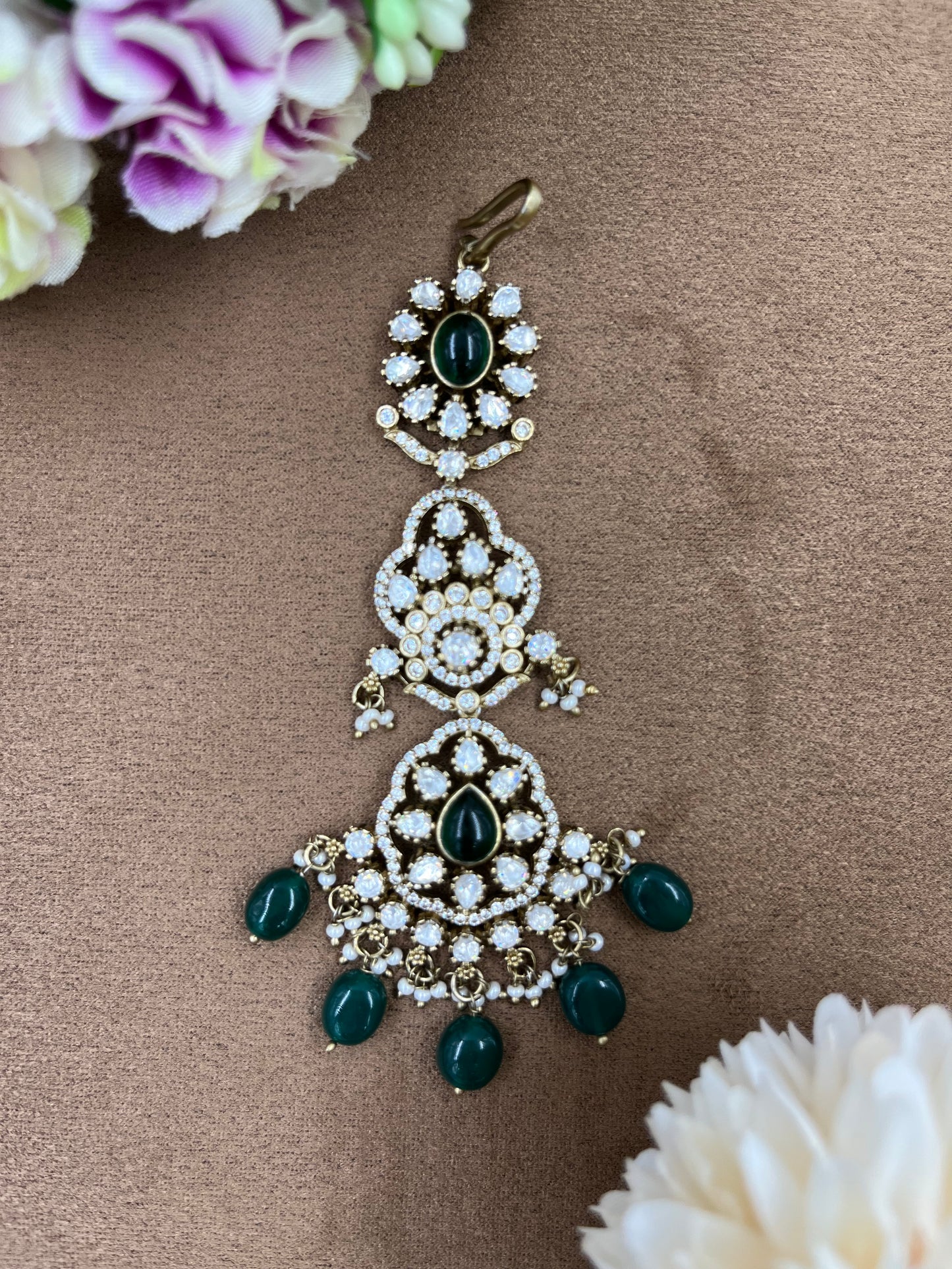 Rangnoor Kundan Maang Tikka