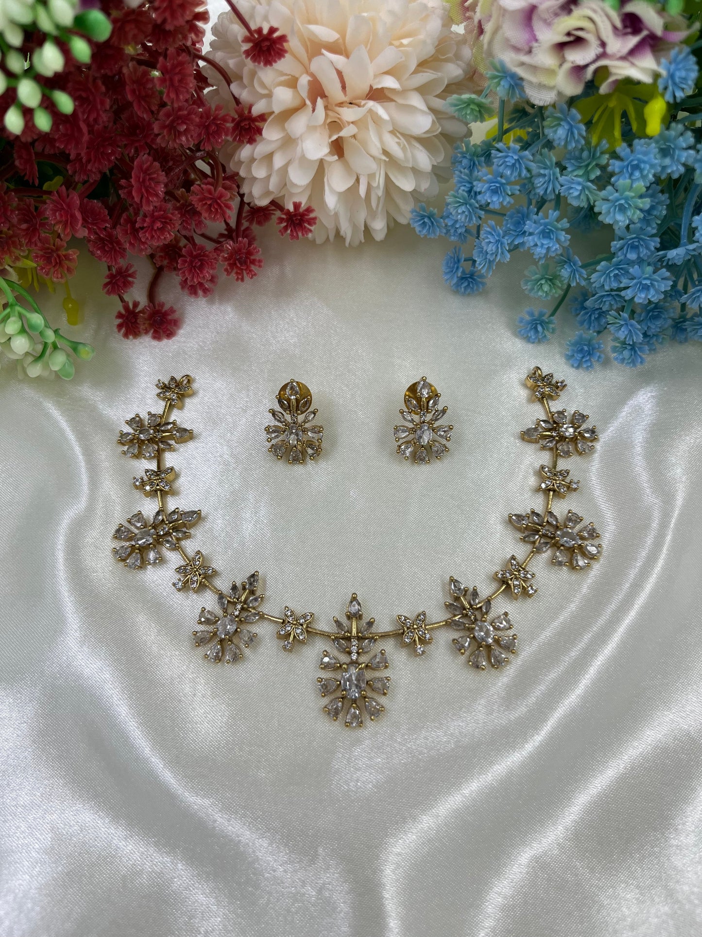 Krisha Delicate Victorian Necklace Set - White