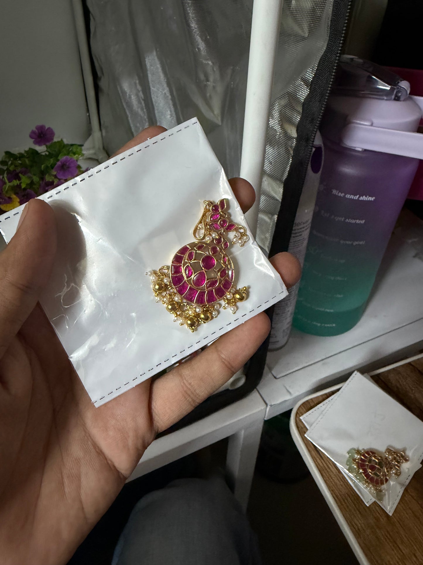 Kavya Pachi Kundan Mang Tika
