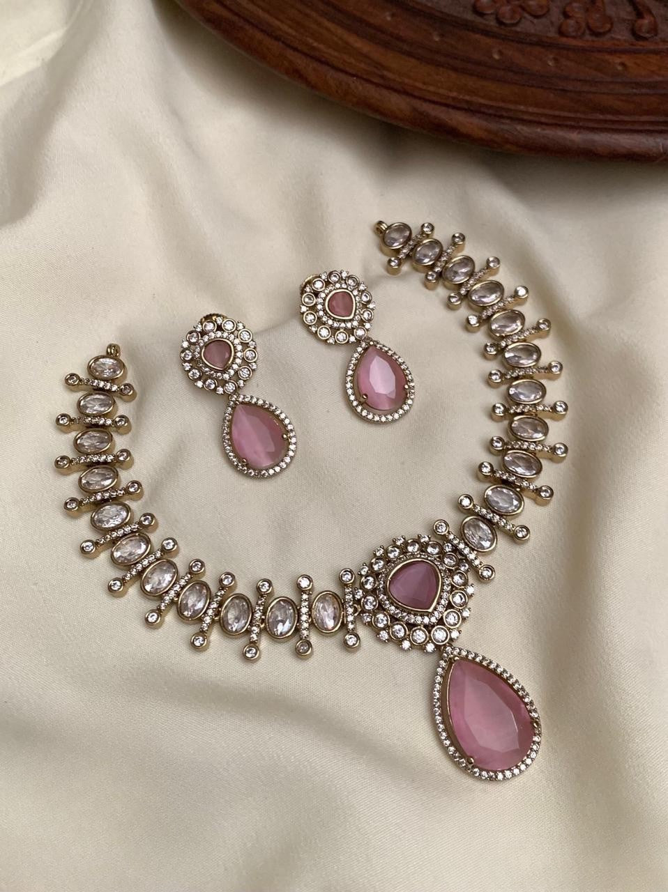 Viva Drop Victorian Necklace set