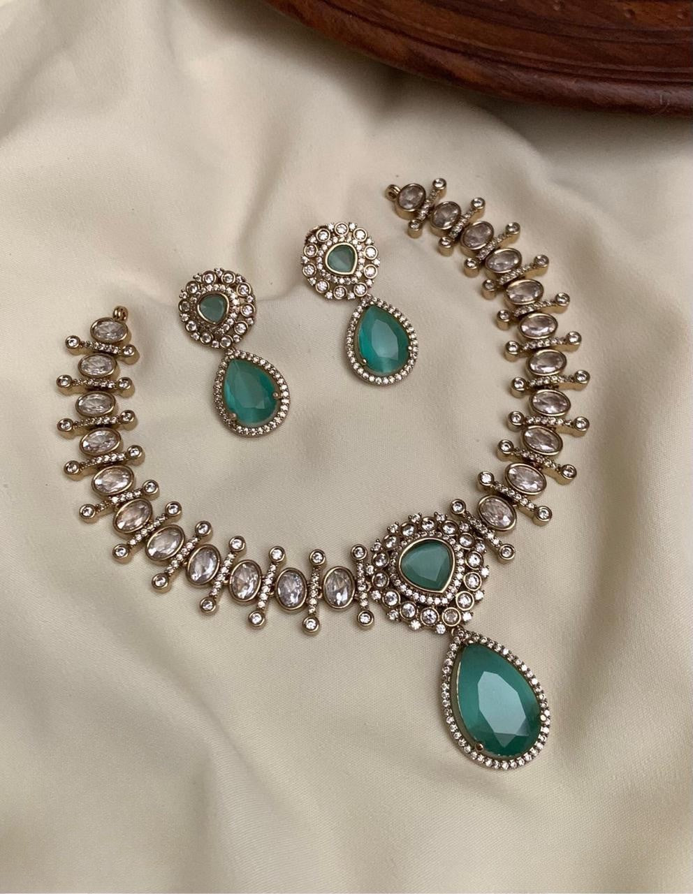 Viva Drop Victorian Necklace set