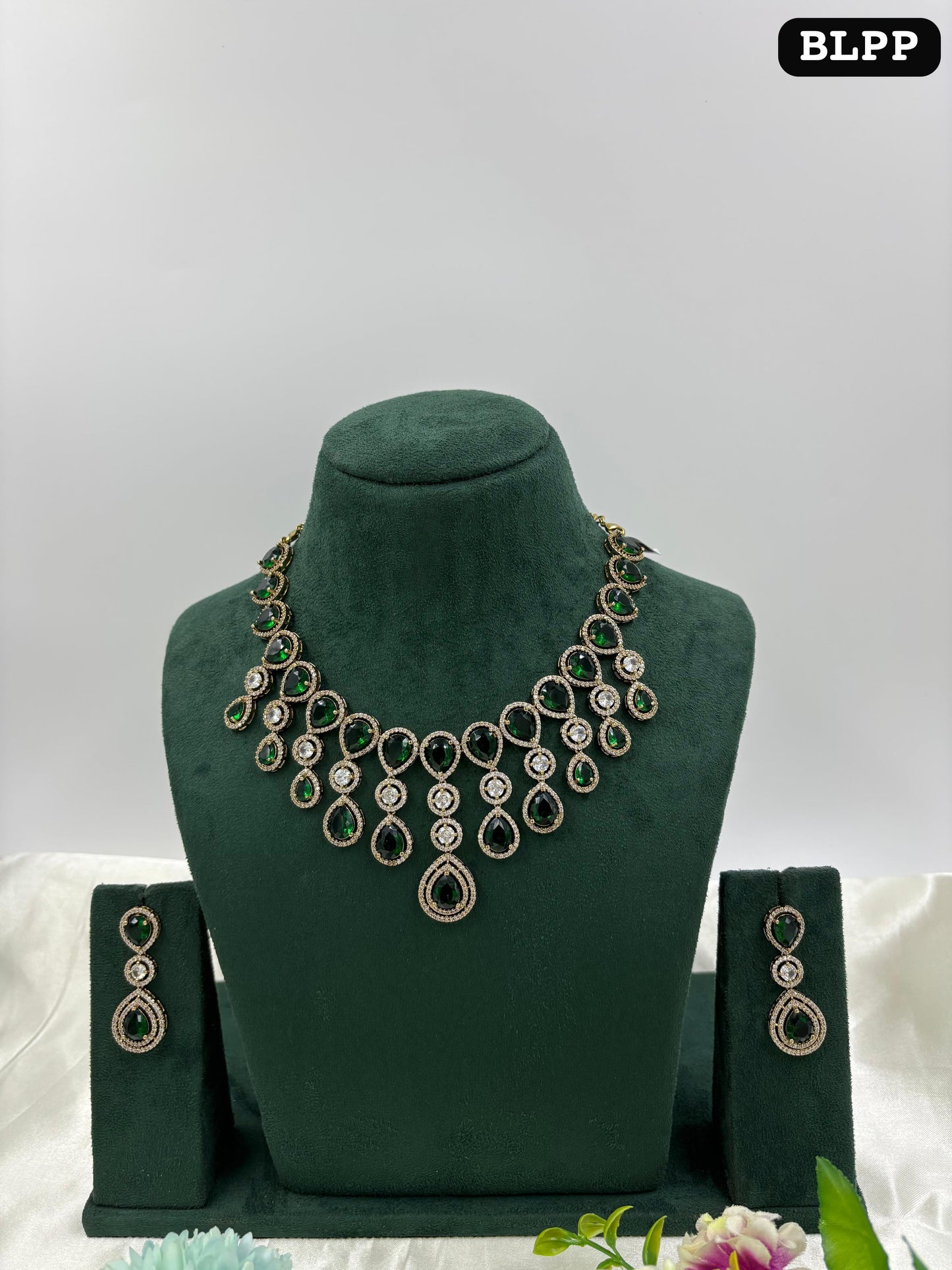 Roma Teardrop Victorian Necklace Set