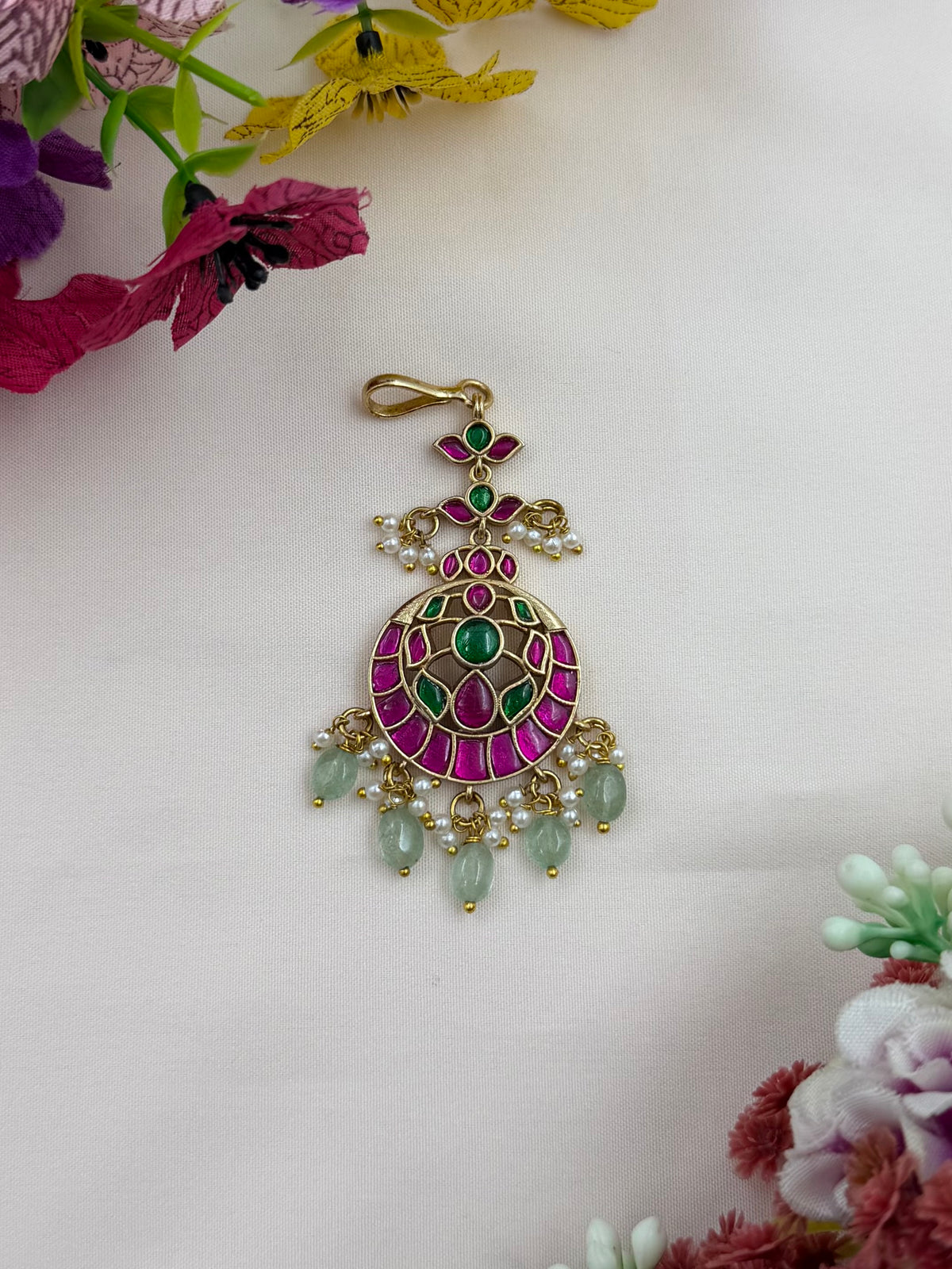 Kavya Pachi Kundan Mang Tika