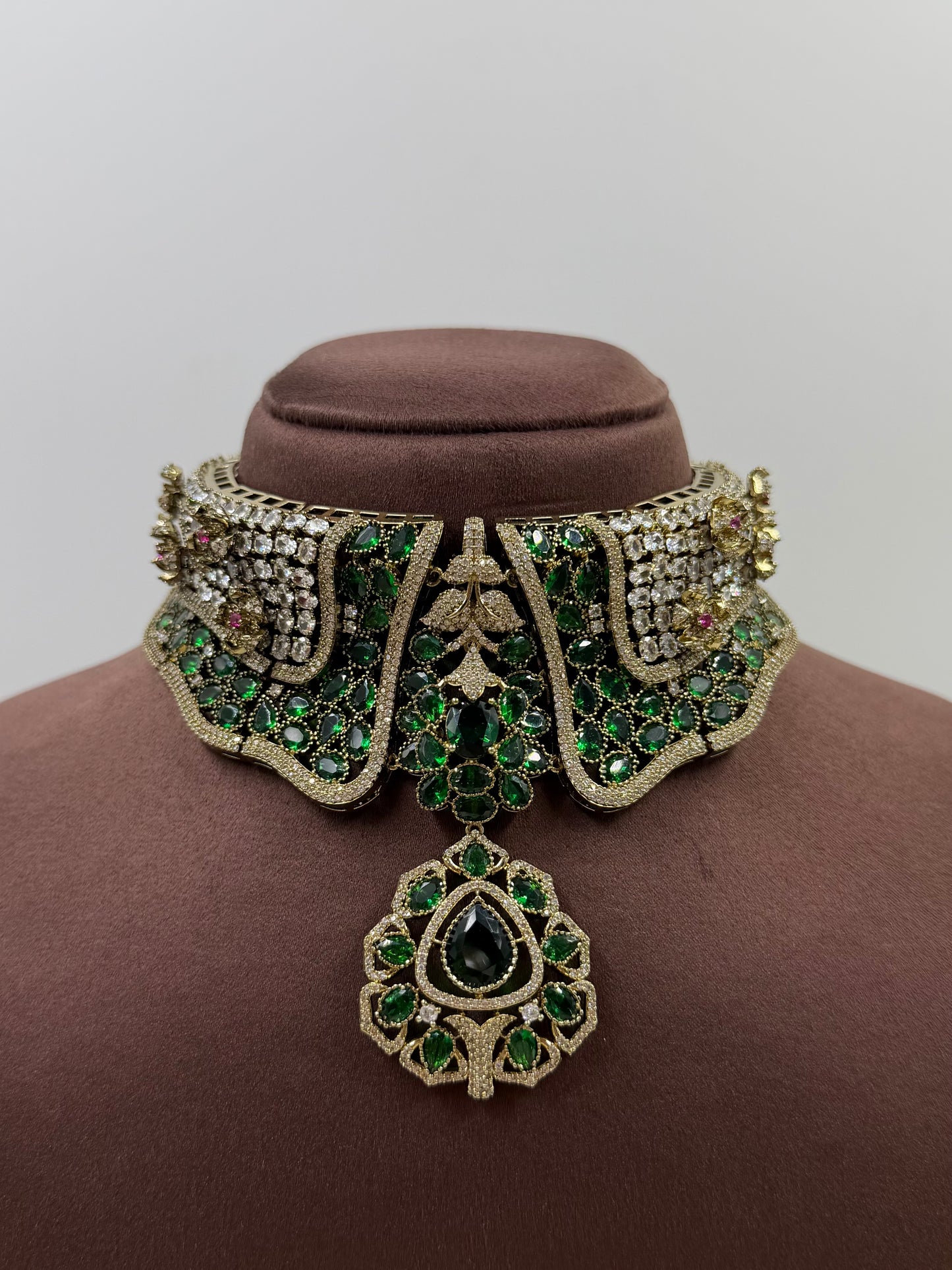 Haya Victorian Choker Necklace Set