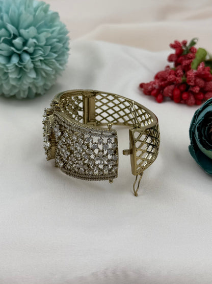 Phoebe Premium Victorian Bracelet (Openable)