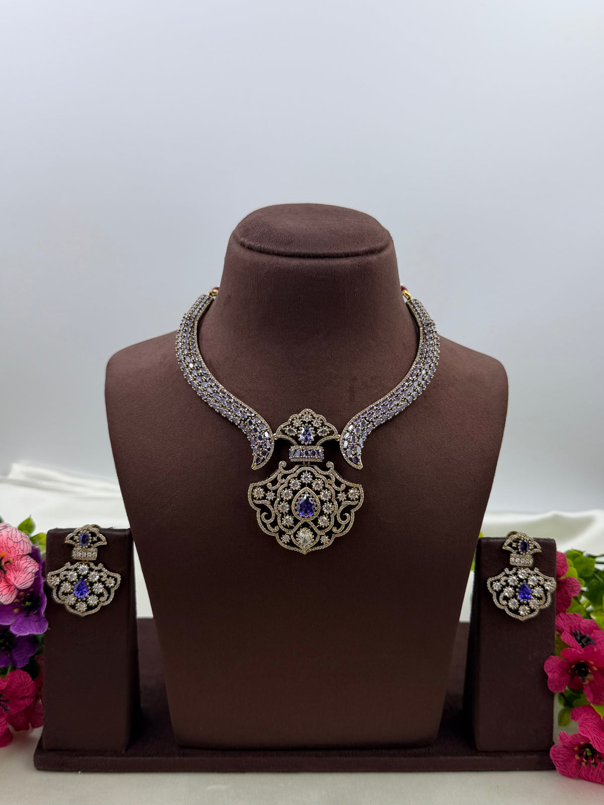 Neerja Victorian Necklace Set