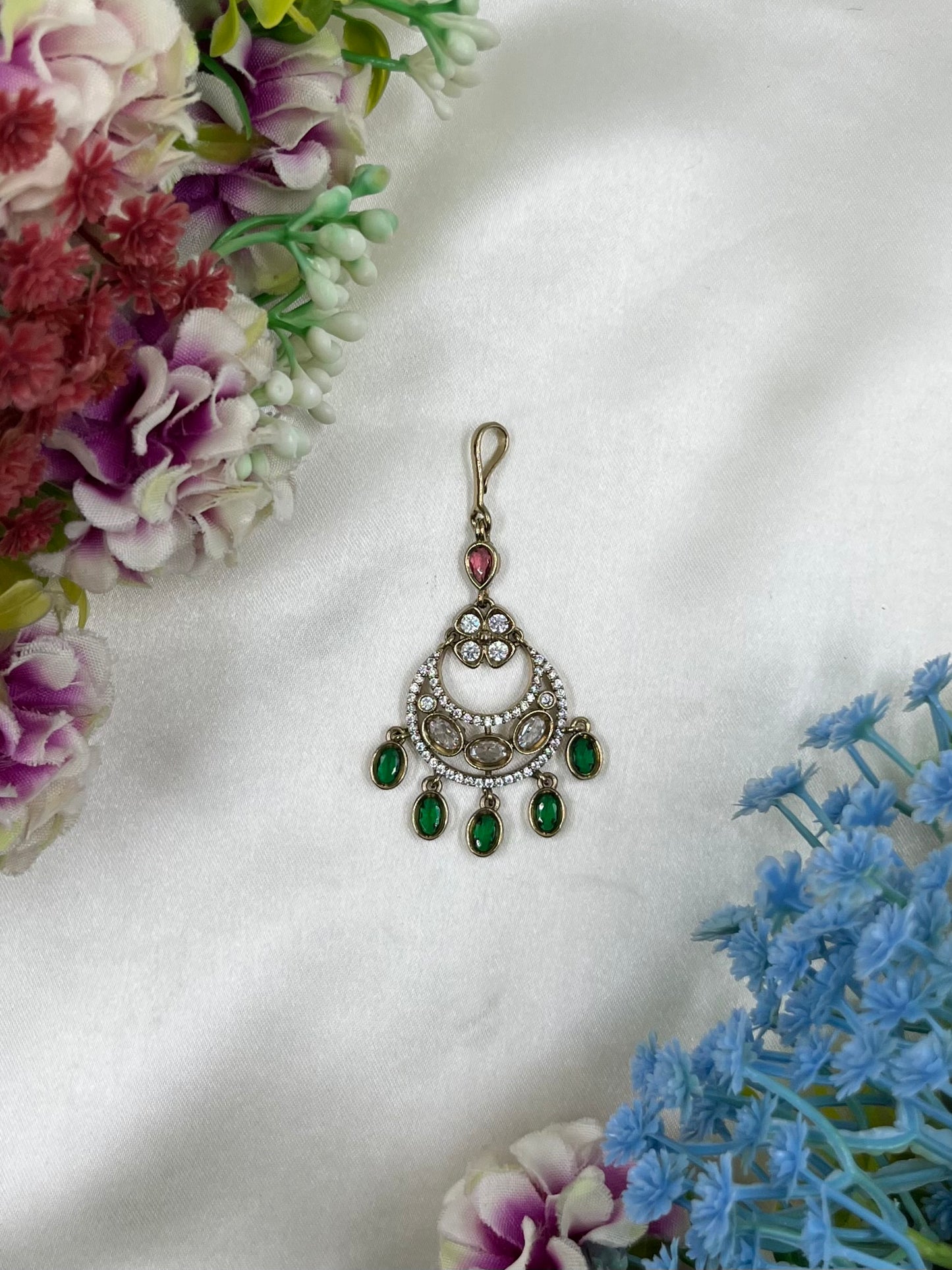 Neha Victorian Mang Tika