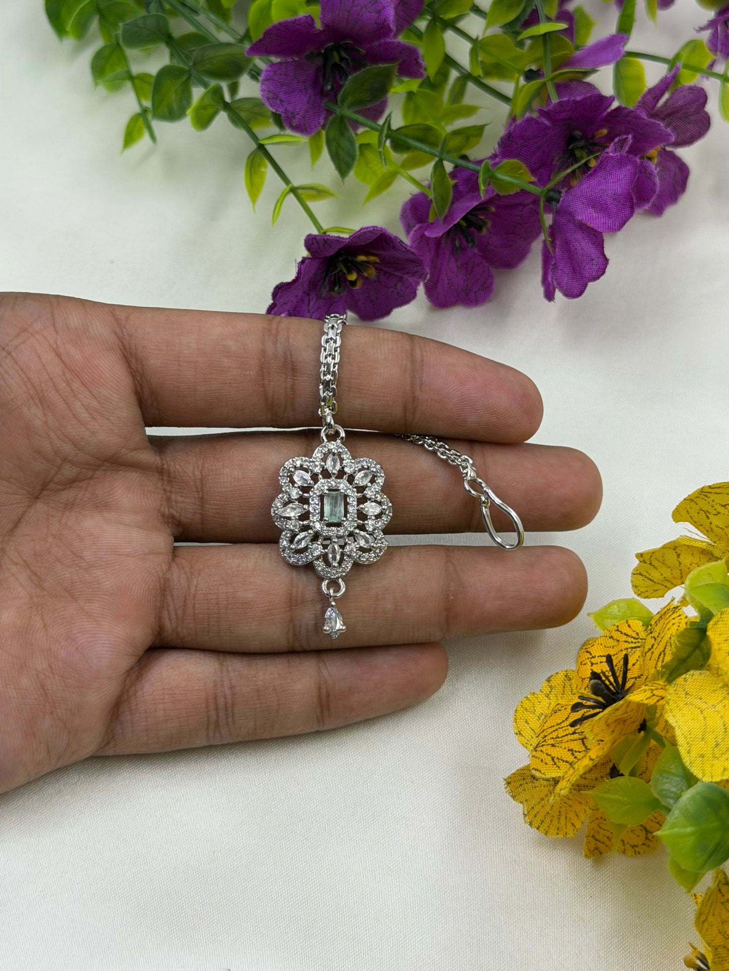 Amity American Diamond Mang Tika