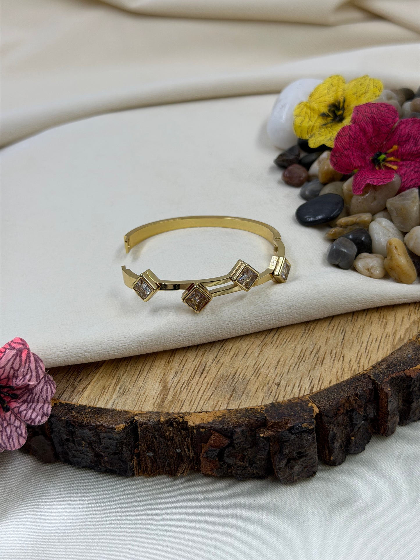 Sonakshi Stainless Steel Bracelet (Openable)