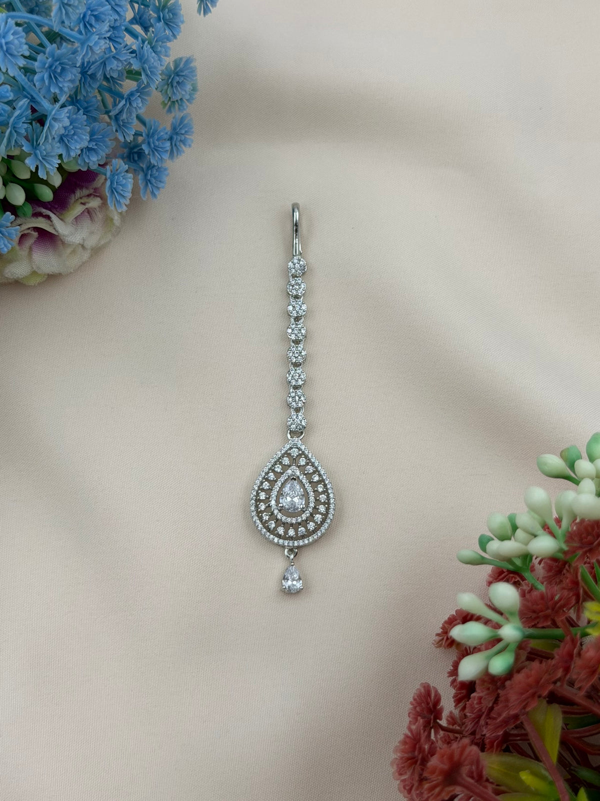 Avya American Diamond Mang Tika