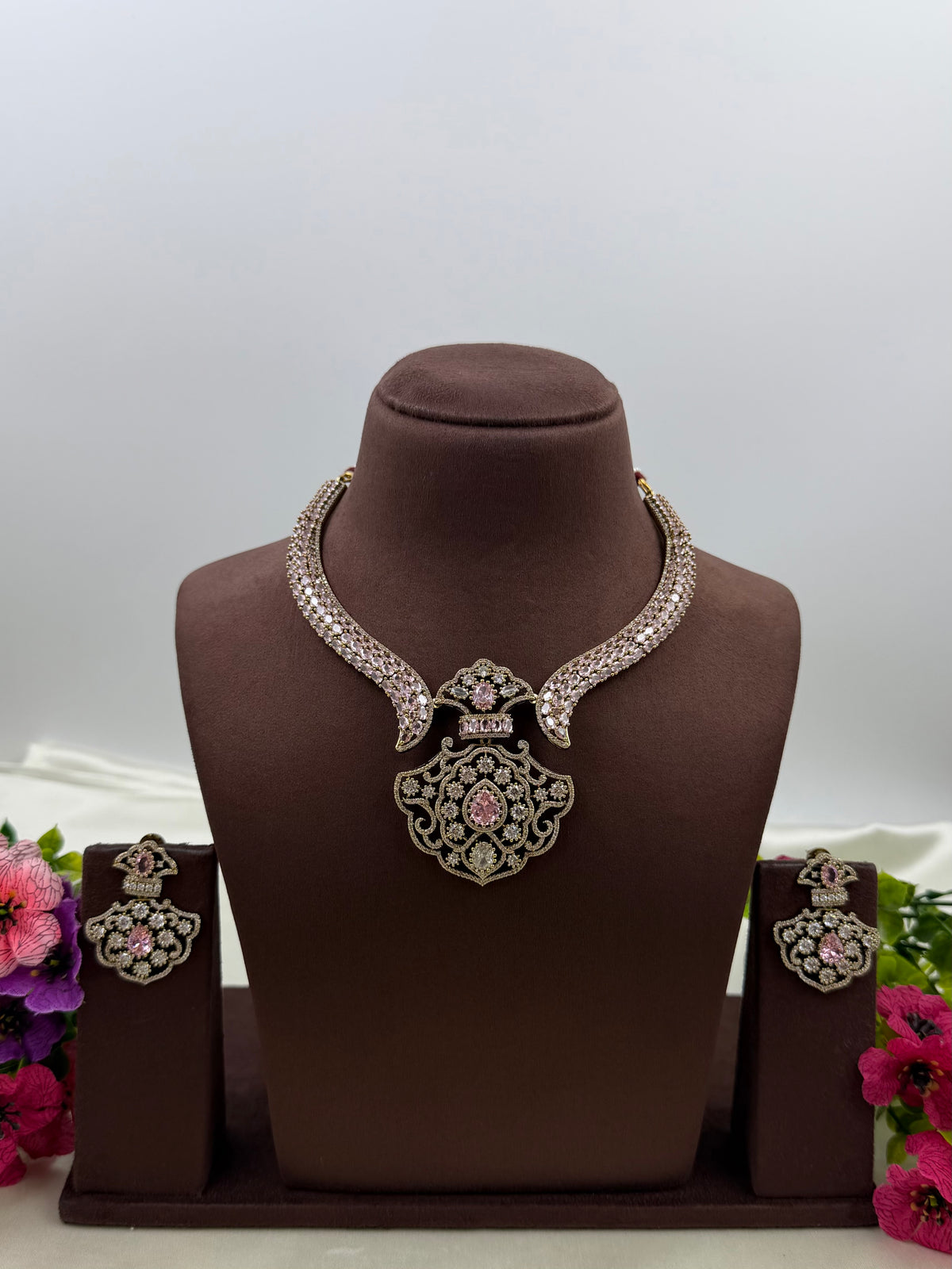 Neerja Victorian Necklace Set
