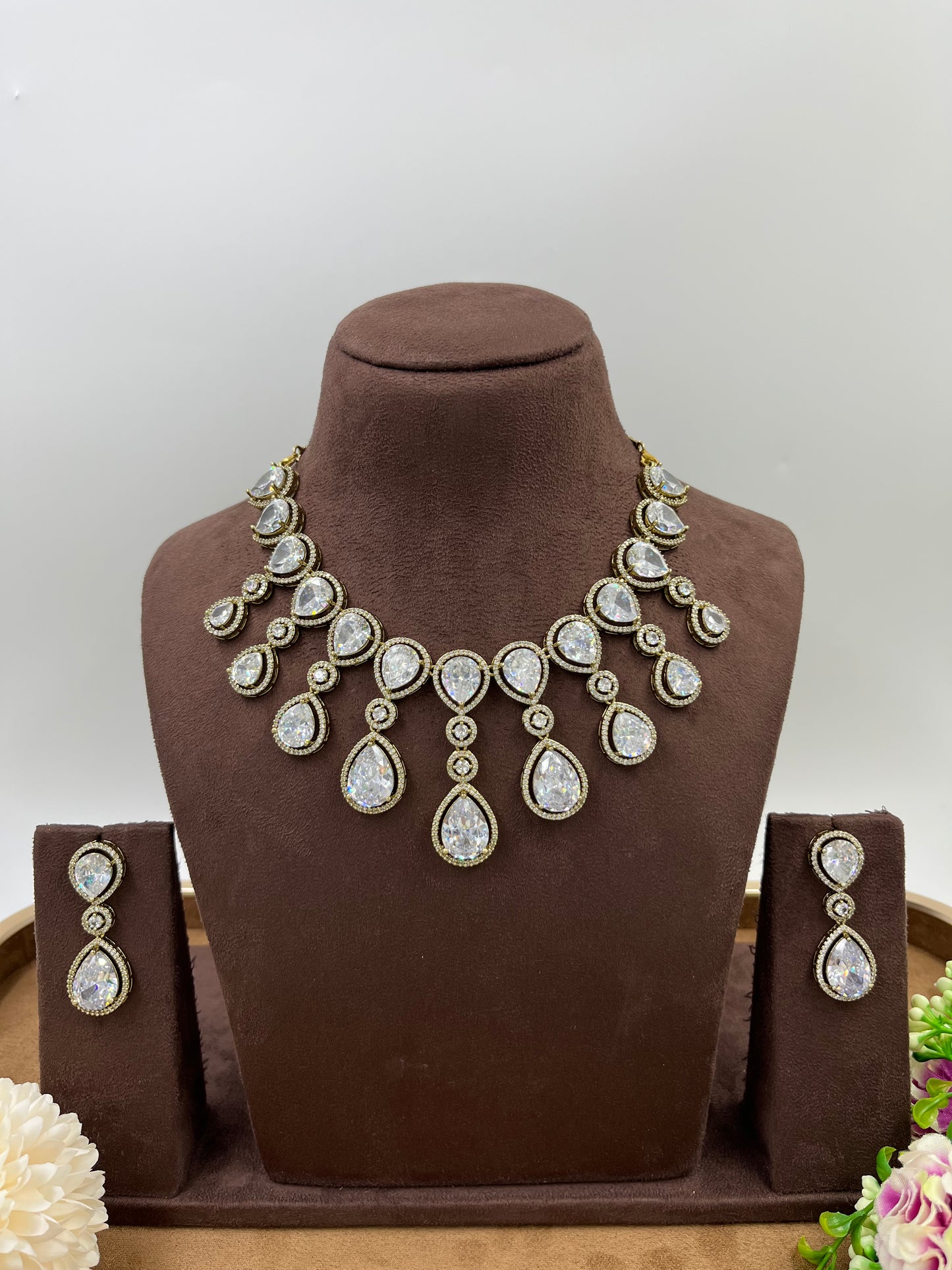 Droplet layering Victorian Neckless