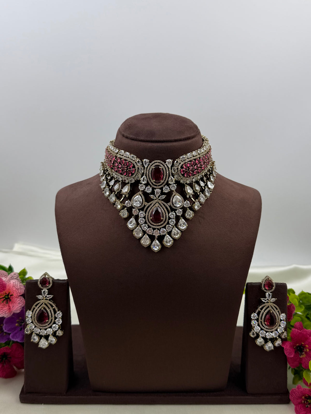 Oviya Victorian Choker Necklace Set