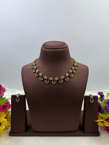 Hina Victorian Delicate Necklace