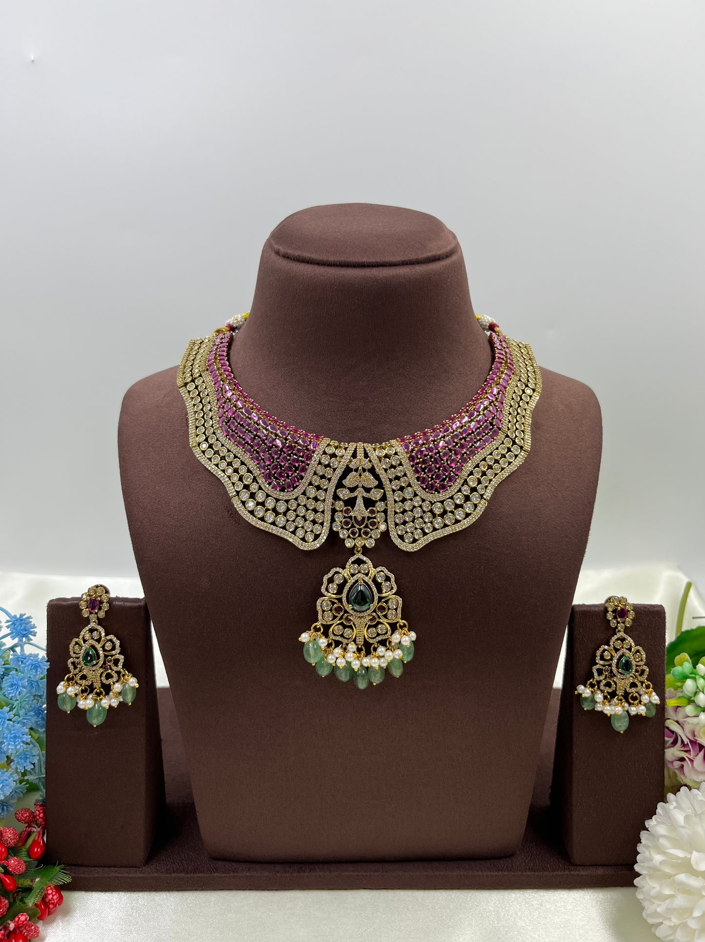 Isha Victorian Classic Glow Necklace