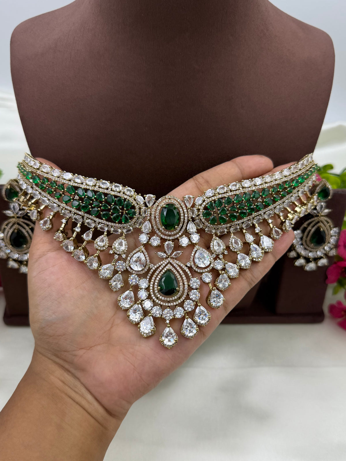 Oviya Victorian Choker Necklace Set
