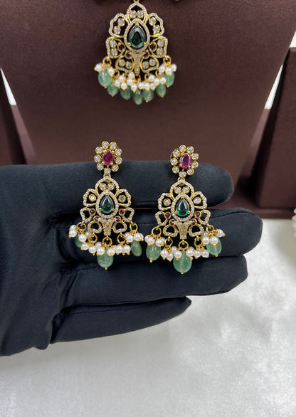 Isha Victorian Classic Glow Necklace