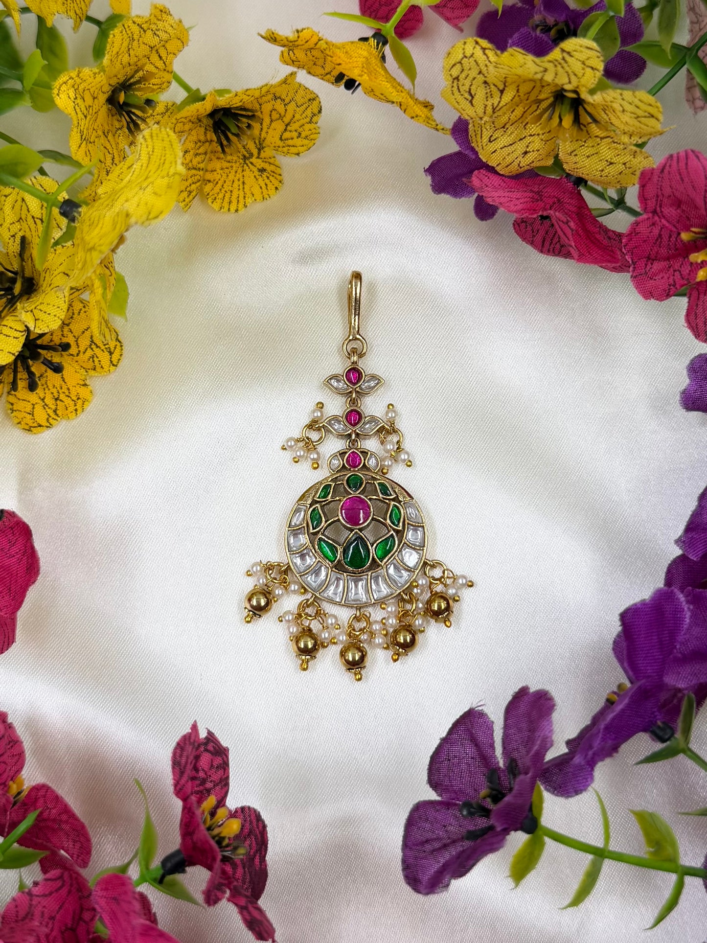 Kavya Pachi Kundan Mang Tika