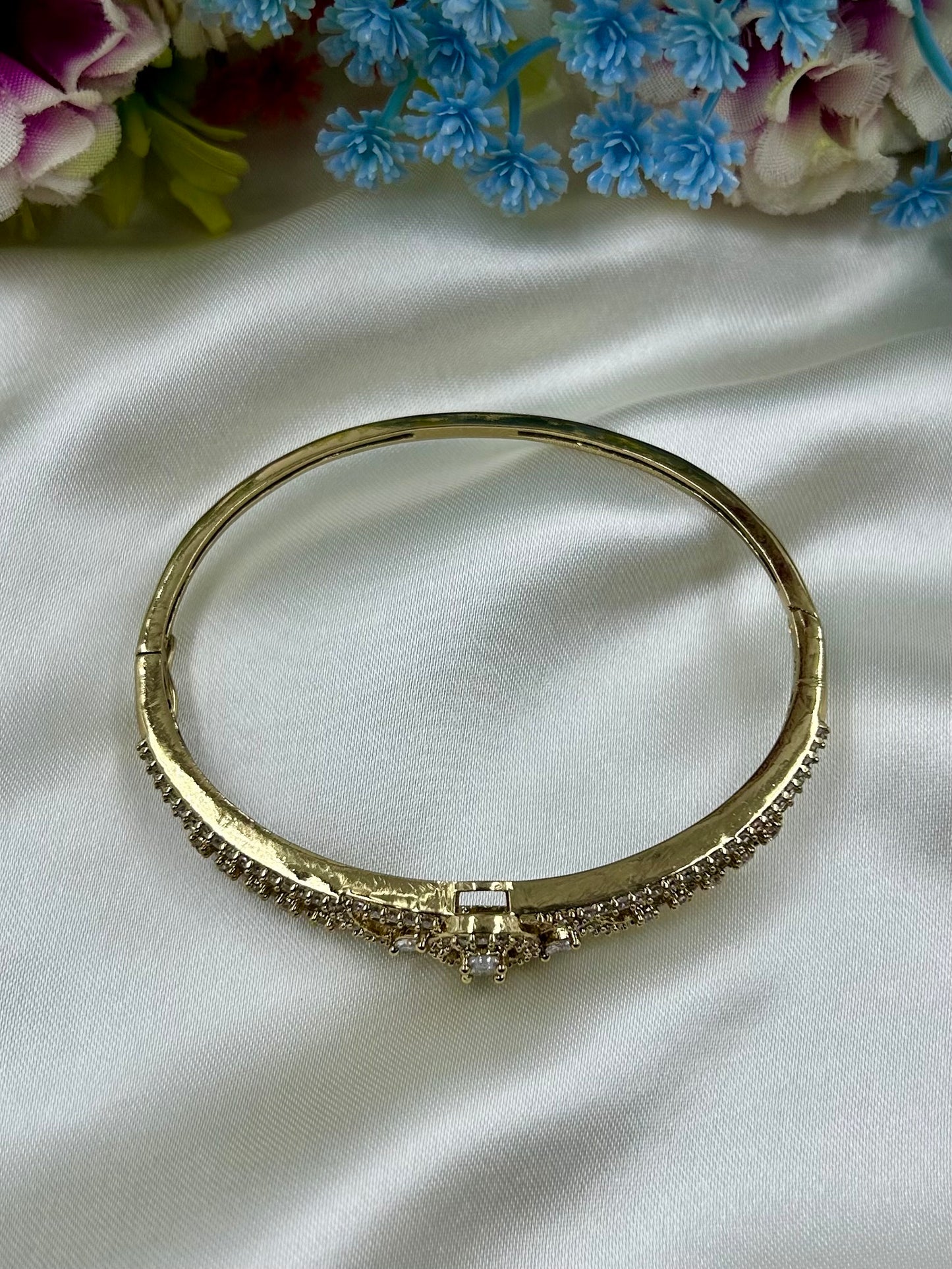 Vinita Victorian Bracelet (Openable)