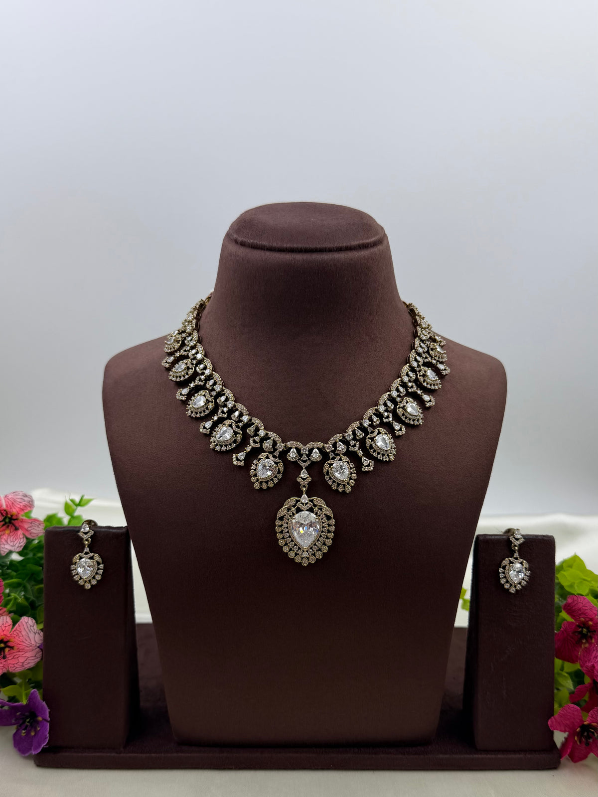 Vidisha Victorian Necklace Set