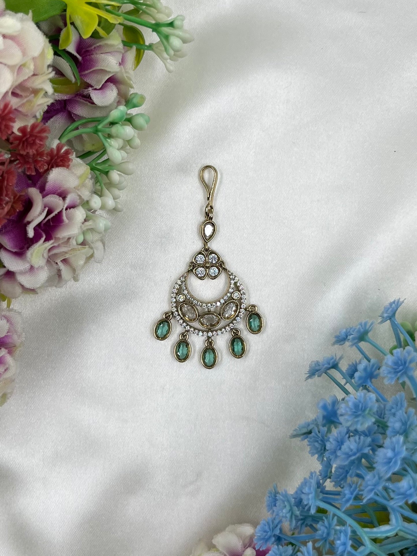 Neha Victorian Mang Tika