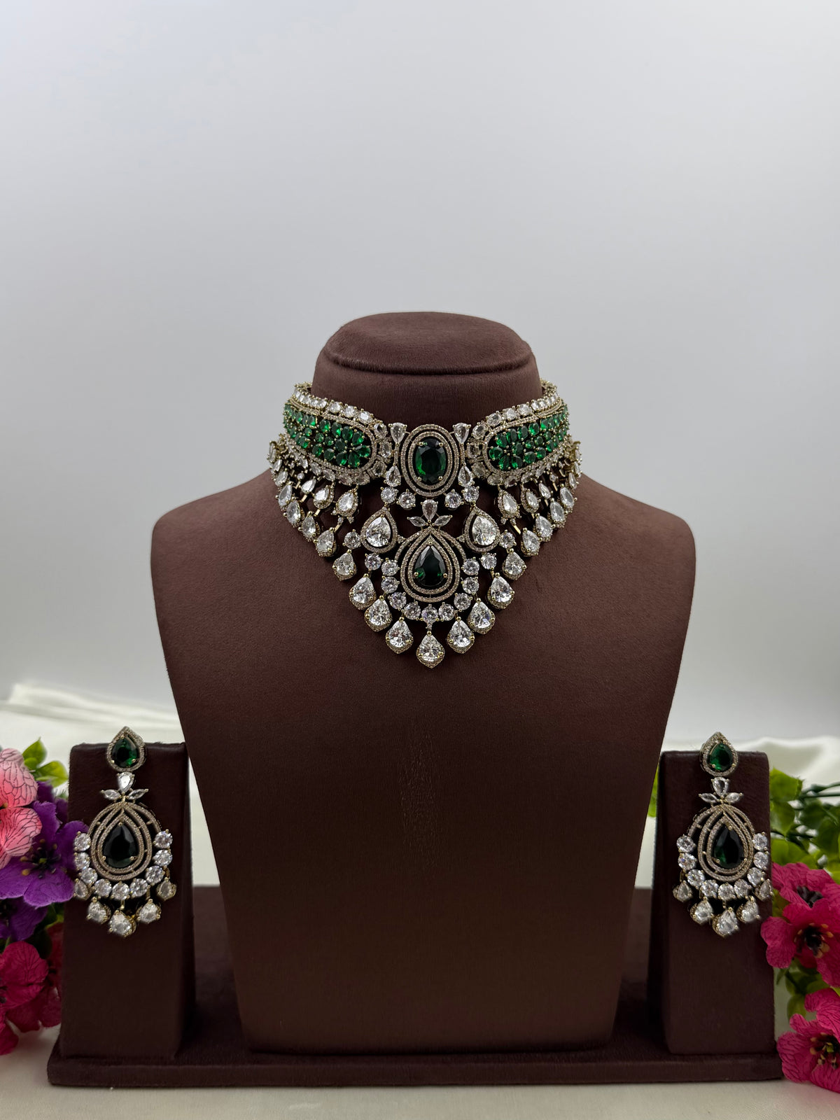 Oviya Victorian Choker Necklace Set