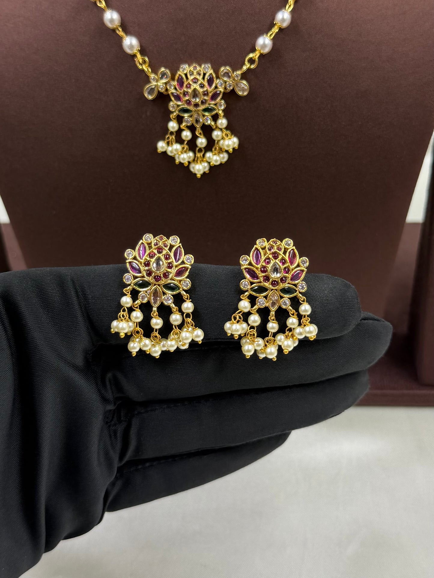 Yukta Traditional Pearl Delicate Necklace ￼