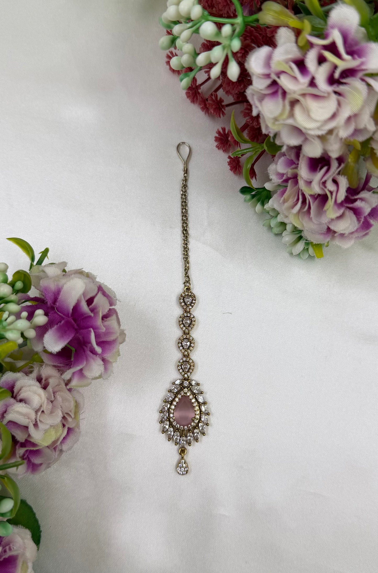 Aditi Victorian Mang Tika