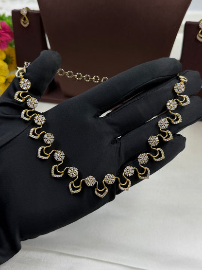 Hina Victorian Delicate Necklace