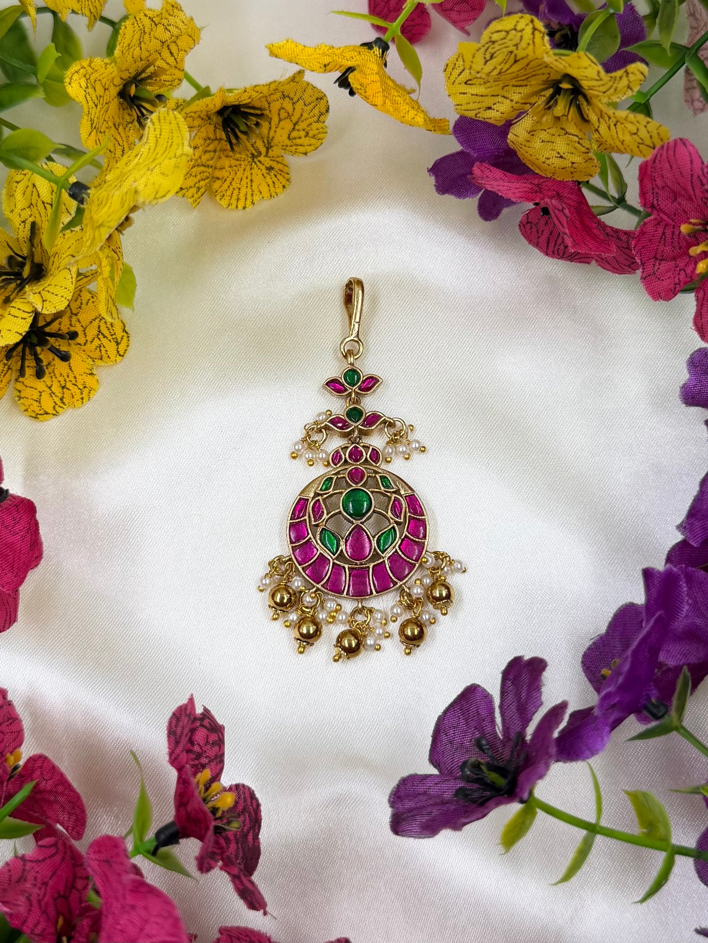 Kavya Pachi Kundan Mang Tika