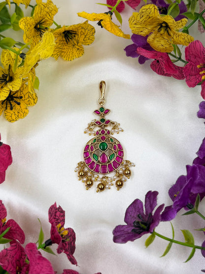 Kavya Pachi Kundan Mang Tika