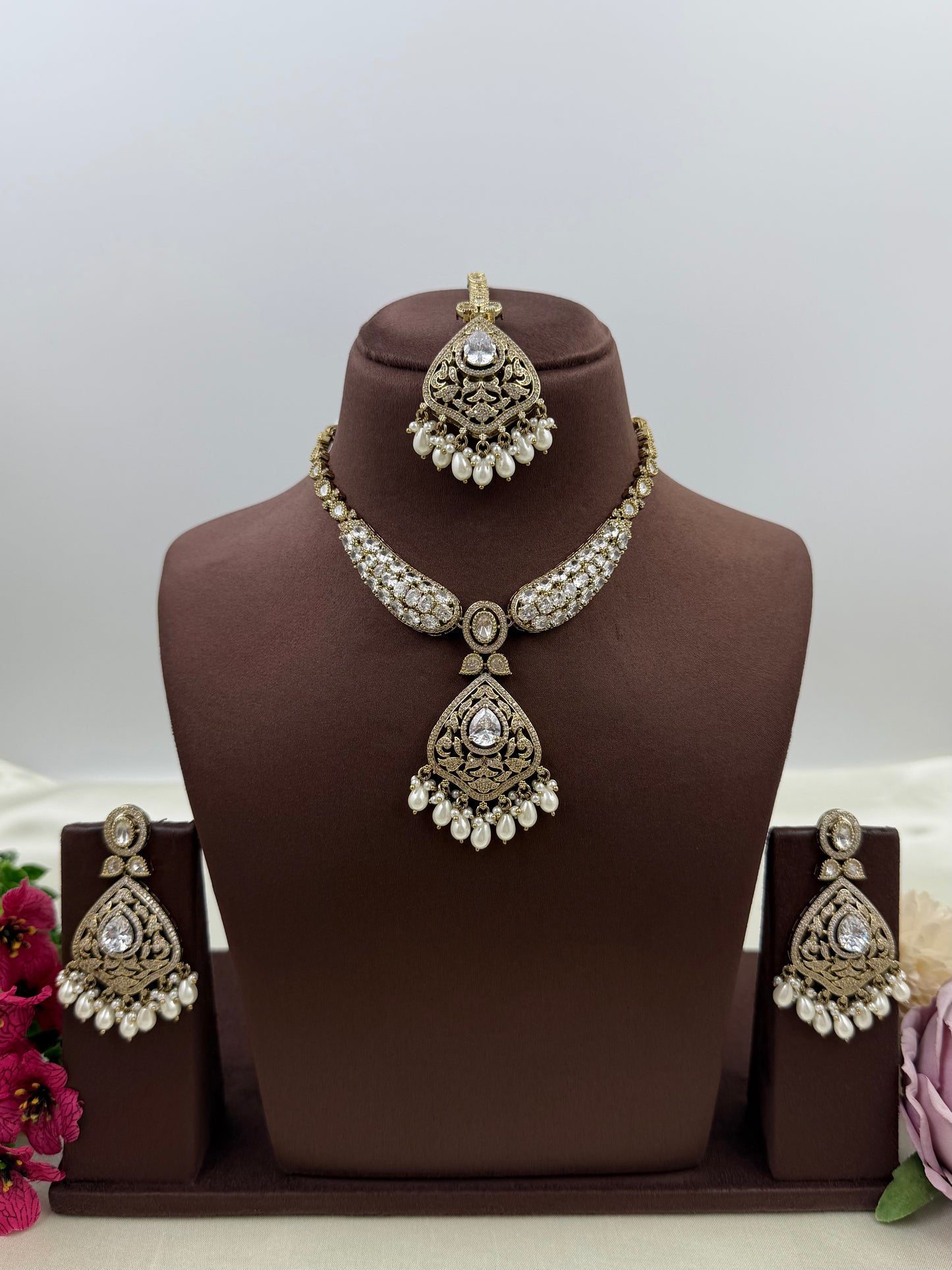 Vinita Victorian Hasli Necklace Set