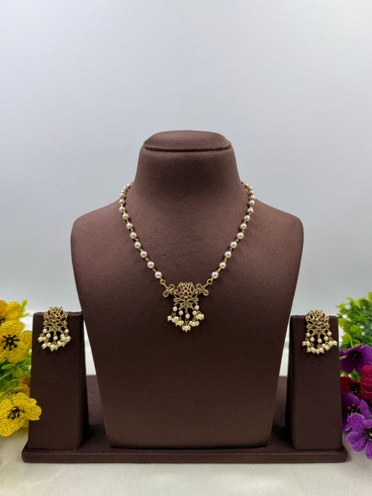 Yukta Traditional Pearl Delicate Necklace ￼