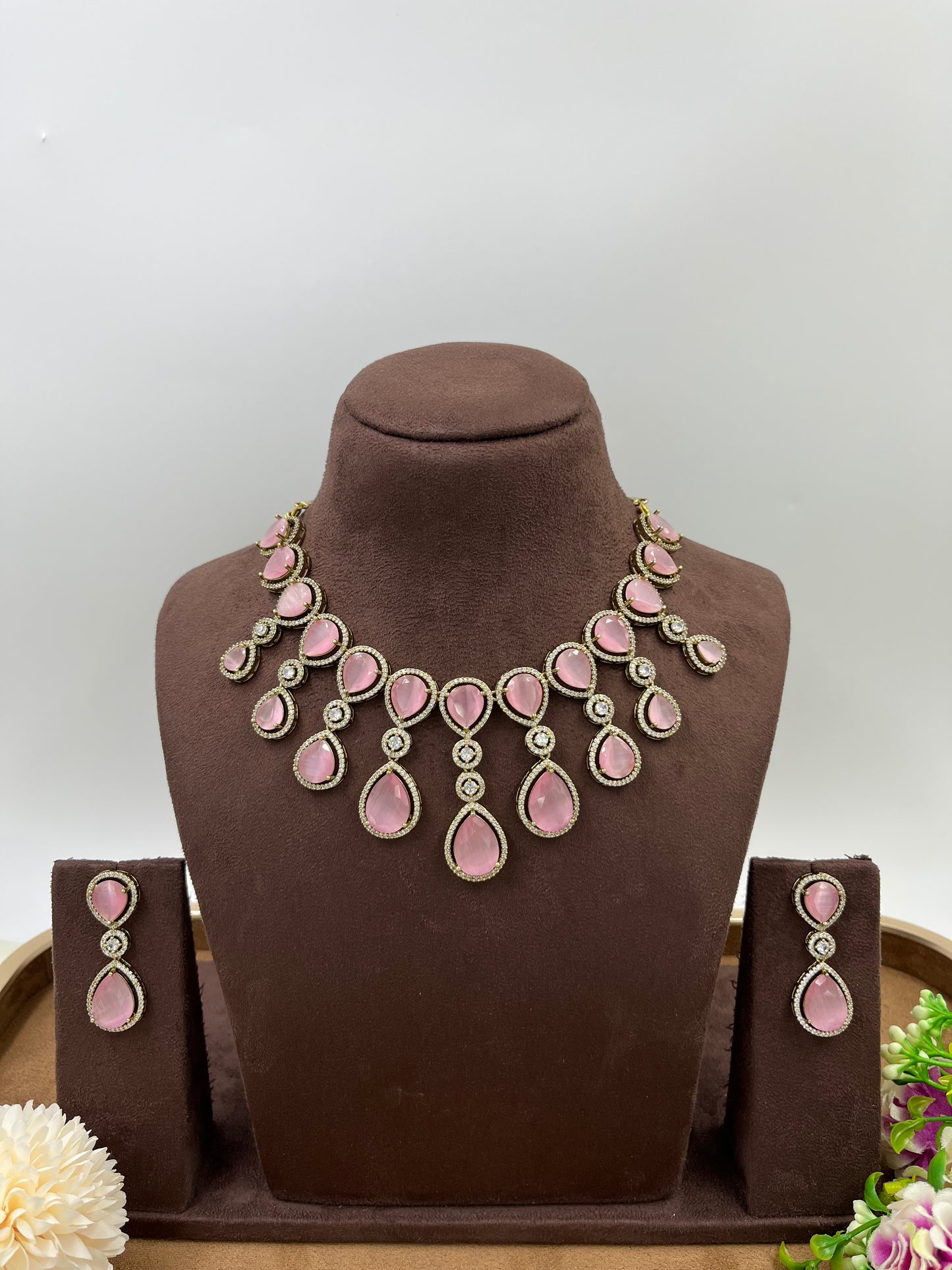 Droplet layering Victorian Neckless