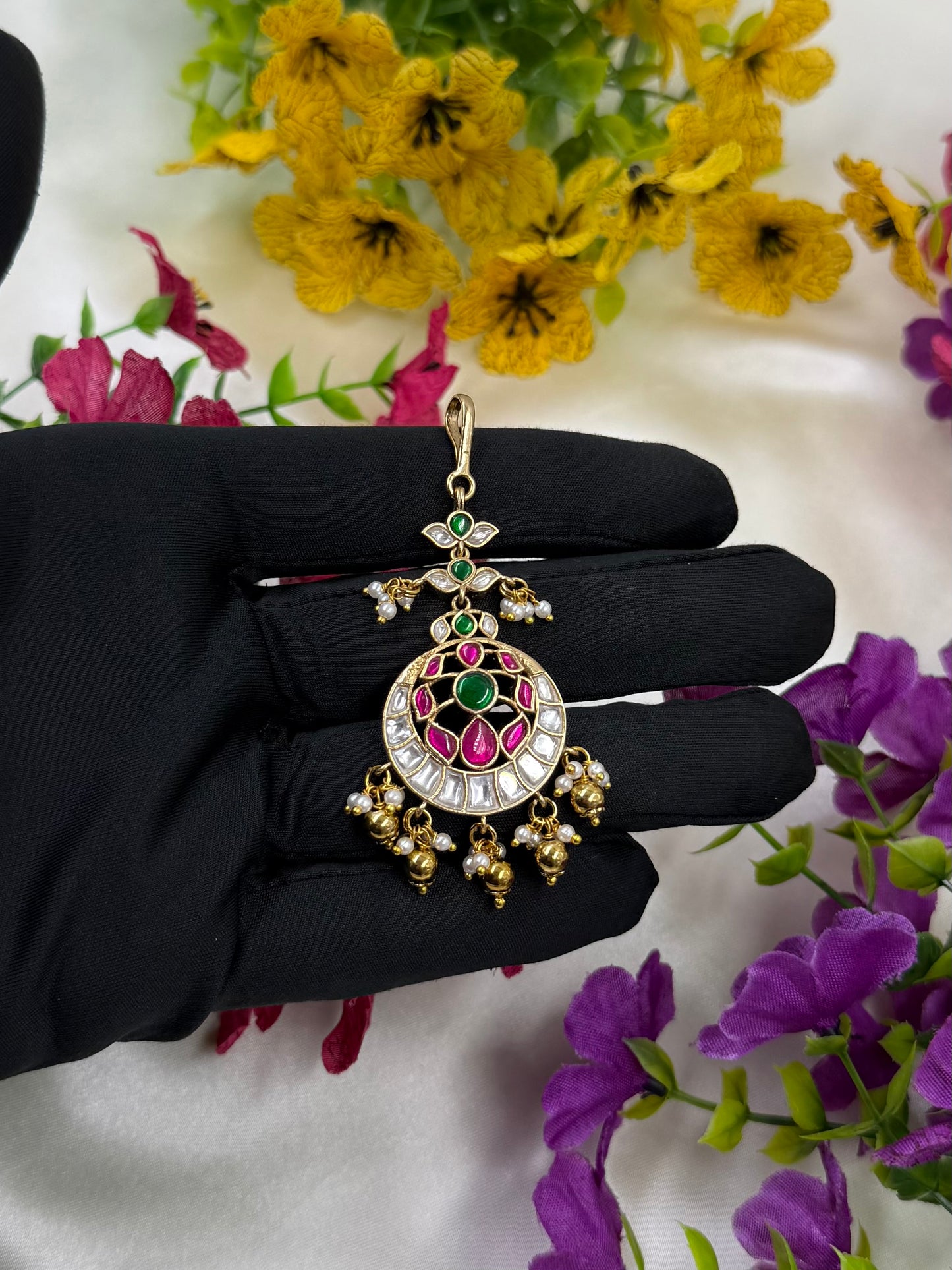 Kavya Pachi Kundan Mang Tika