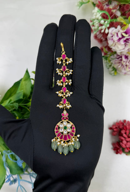 Aarohi Pachi Kundan Mang Tika