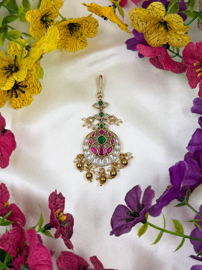 Kavya Pachi Kundan Mang Tika