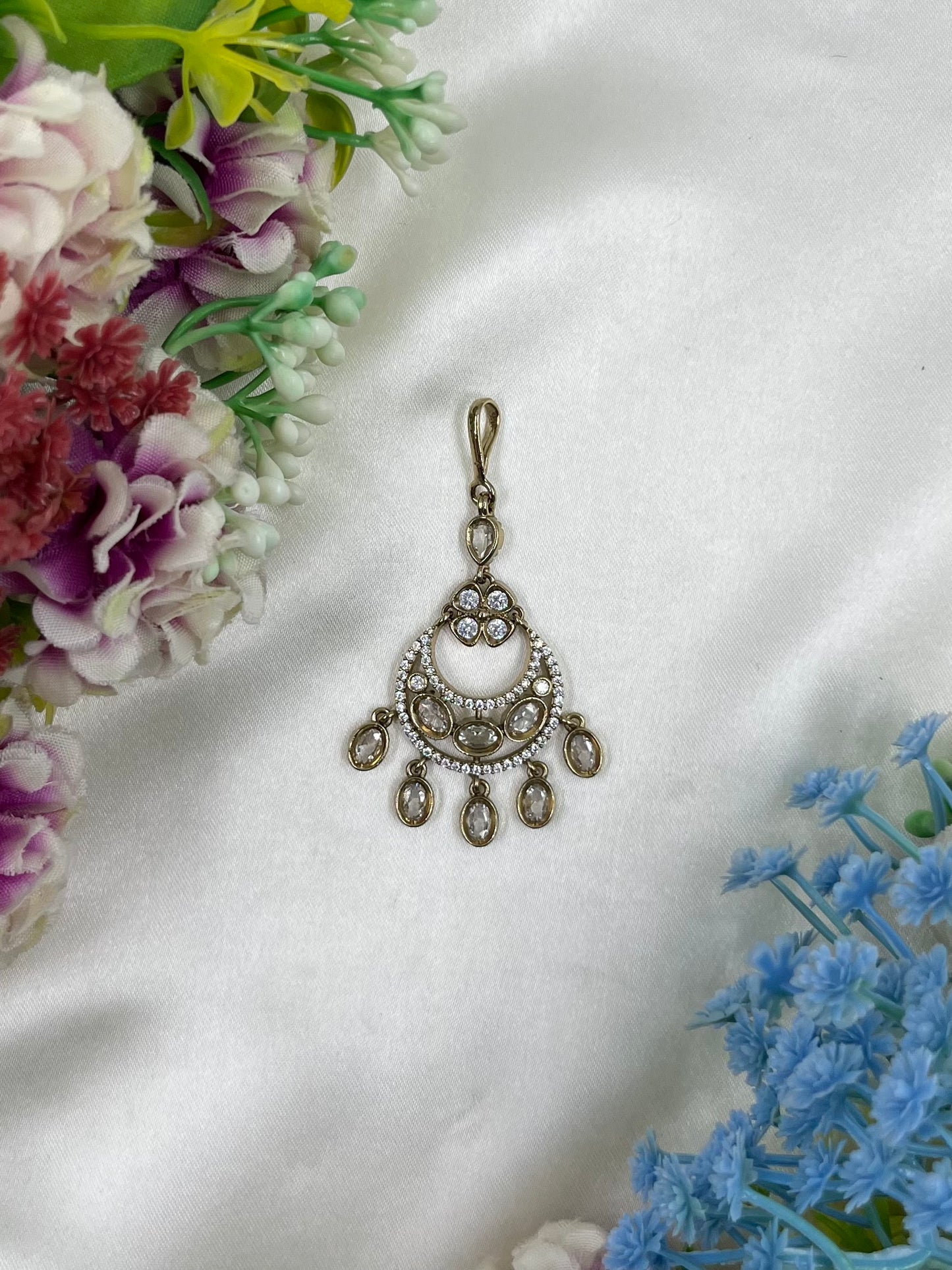 Neha Victorian Mang Tika