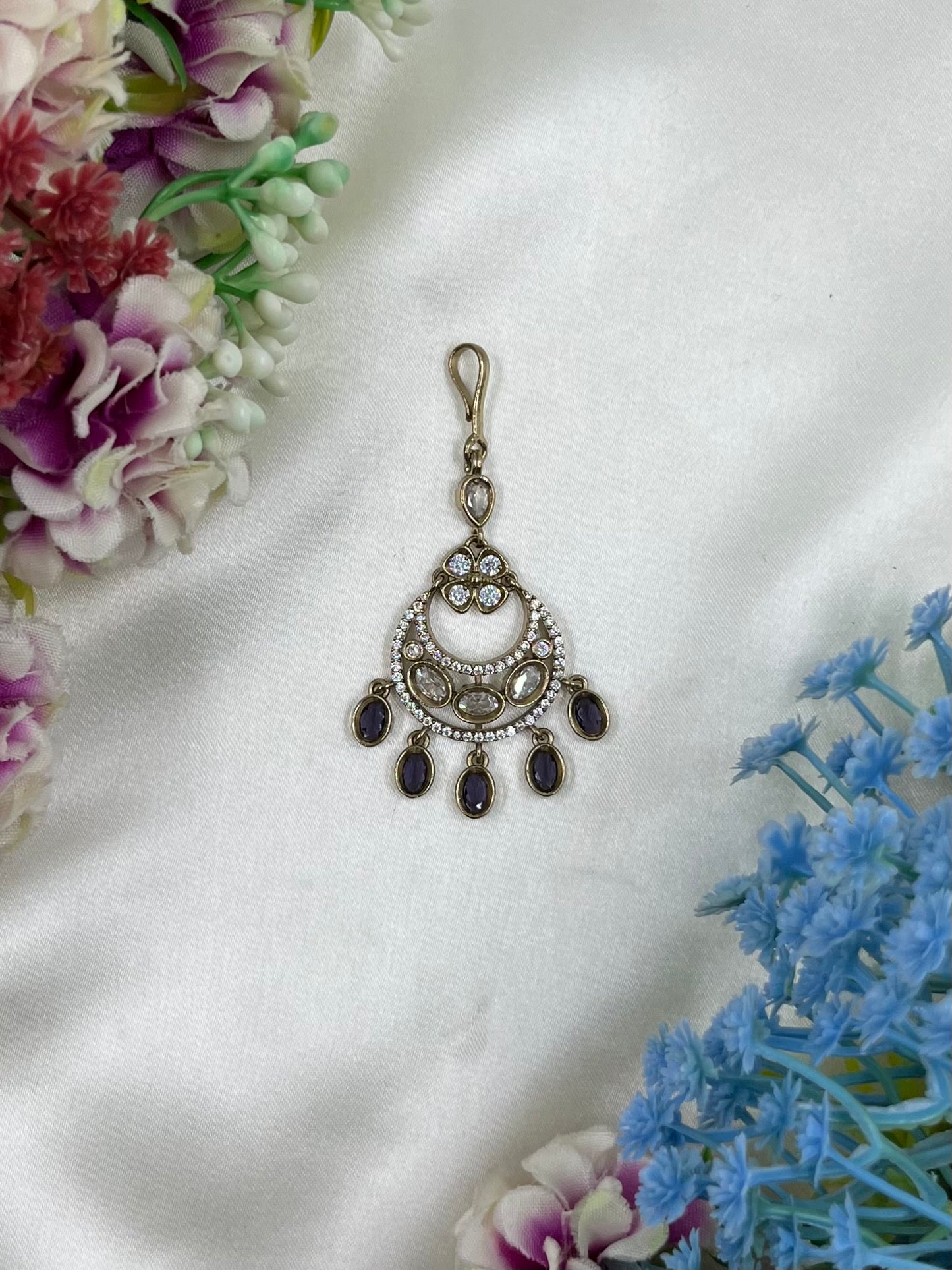 Neha Victorian Mang Tika