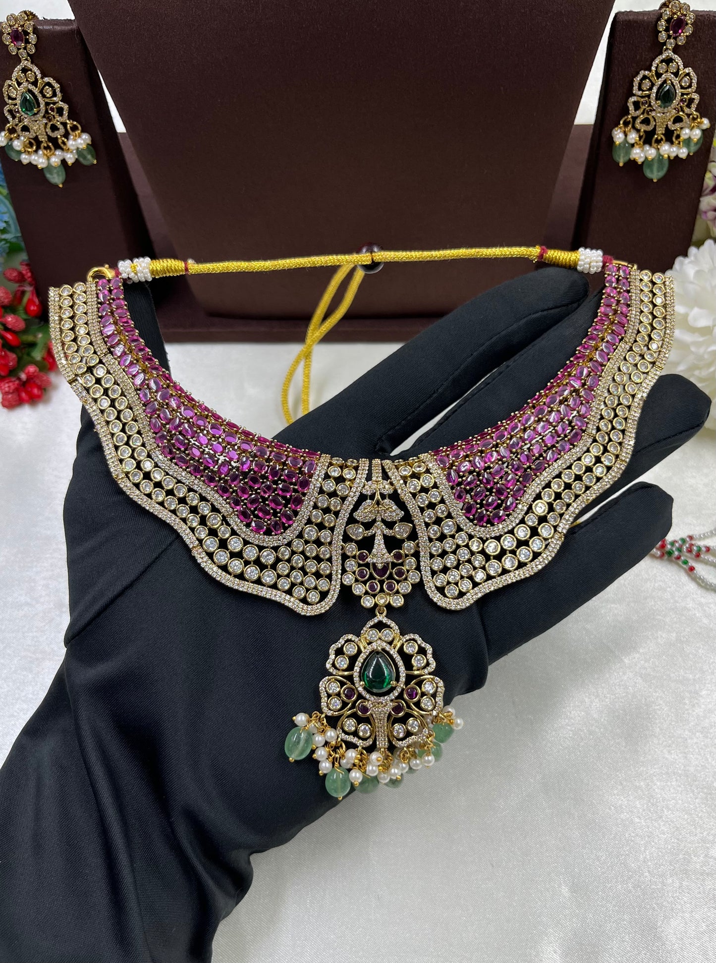 Isha Victorian Classic Glow Necklace