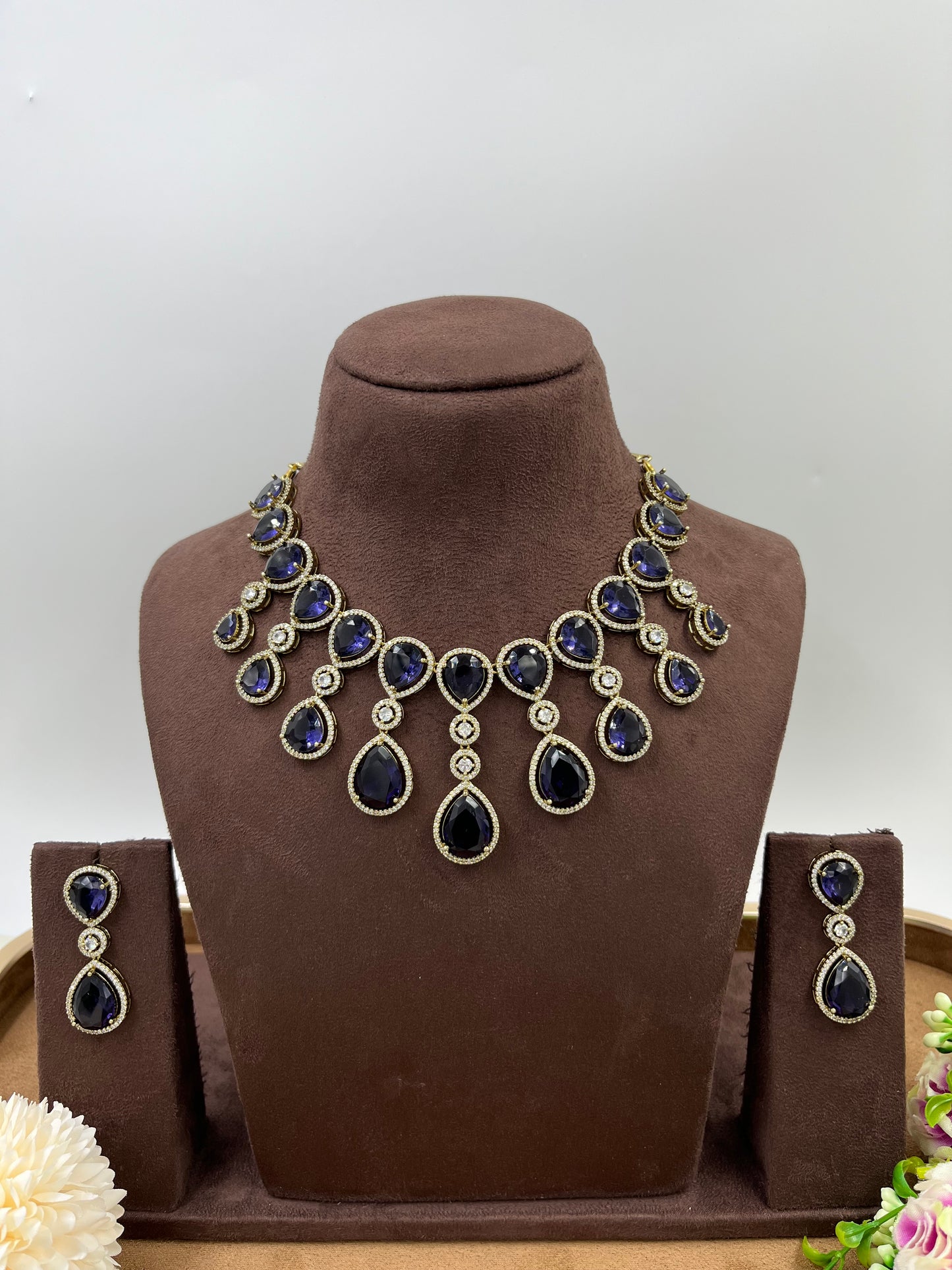 Droplet layering Victorian Neckless
