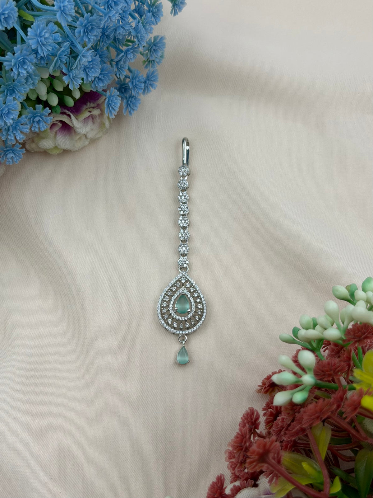 Avya American Diamond Mang Tika