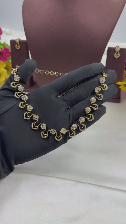 Hina Victorian Delicate Necklace