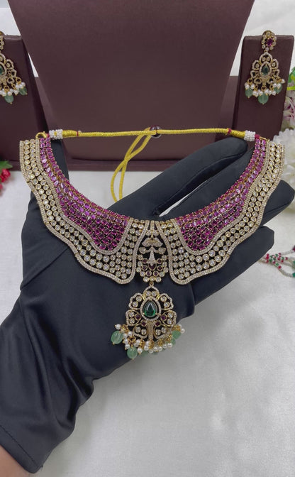 Isha Victorian Classic Glow Necklace